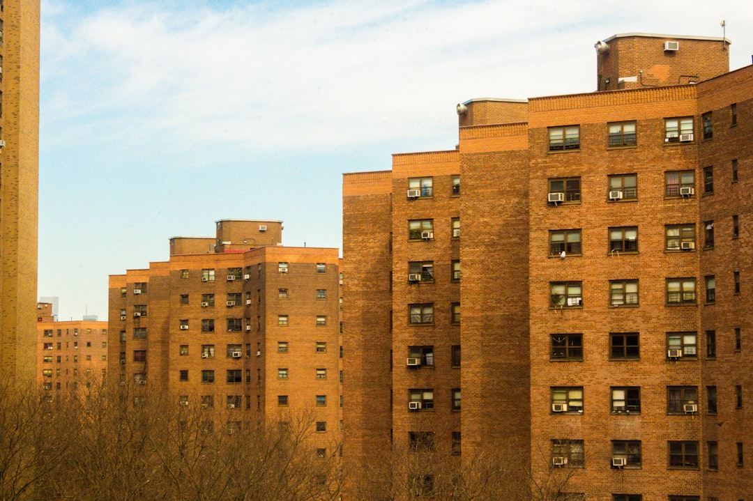맨해튼 고층 건물들이 빽빽이 들어선 도심 전경으로 전세대출, 임대차보호법, 입주물량 감소에 따른 전셋값과 주거비 부담 상승을 상징함