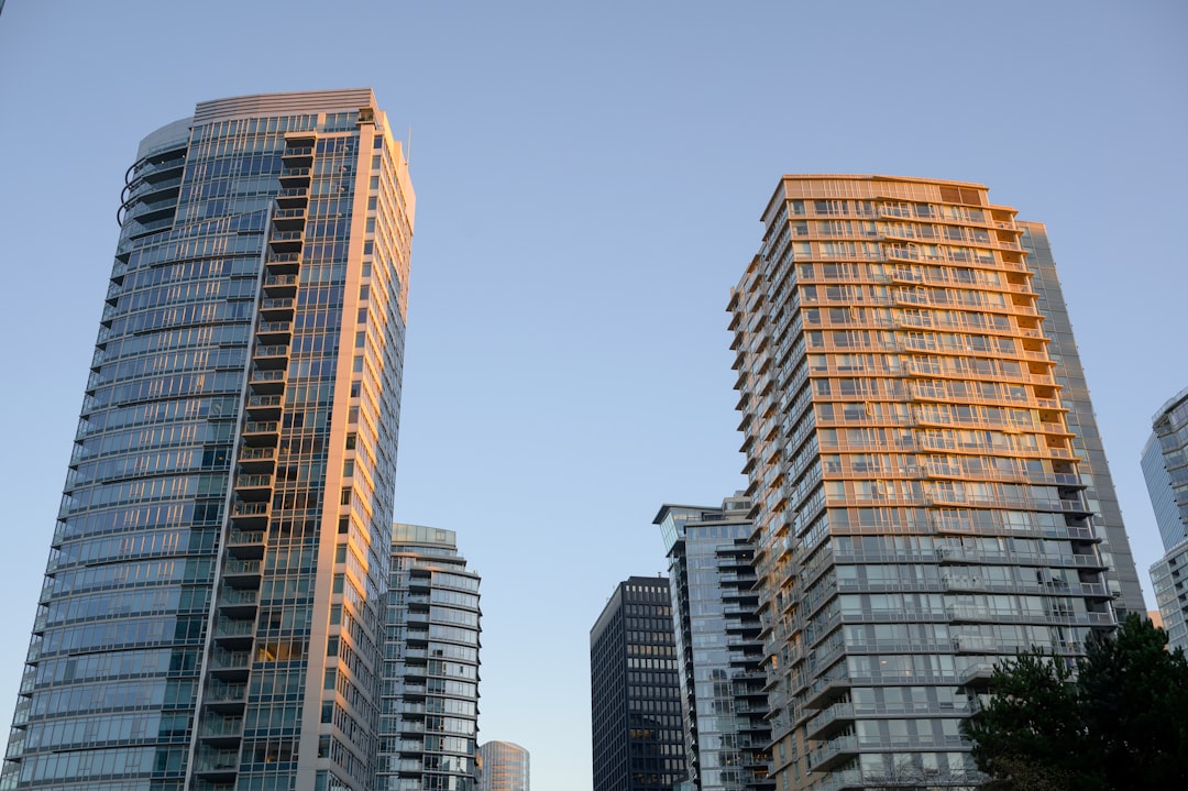 노을 아래 주황빛이 비친 아파트 단지가 늘어서 있고, 전세 감소와 월세 증가로 인한 임대차 시장 변화와 부동산 투자 영향을 상징함