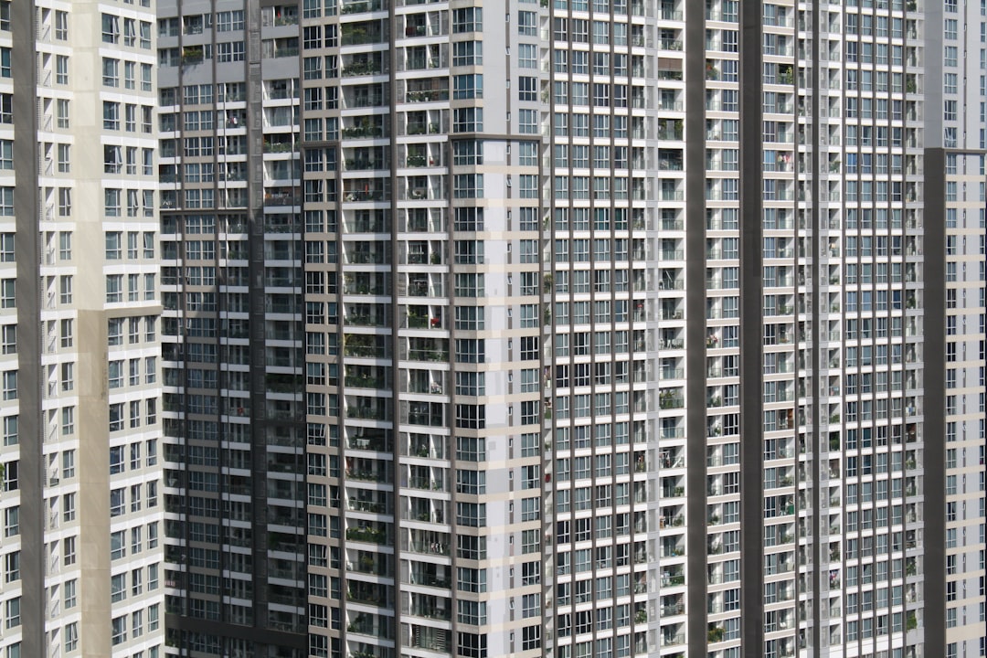 아파트 단지와 전세 계약서 서류가 함께 놓여 있고 실거주 의무 유예와 임대차 3법 개정에 따른 전세·주택시장 투자 영향을 상징적으로 보여줌