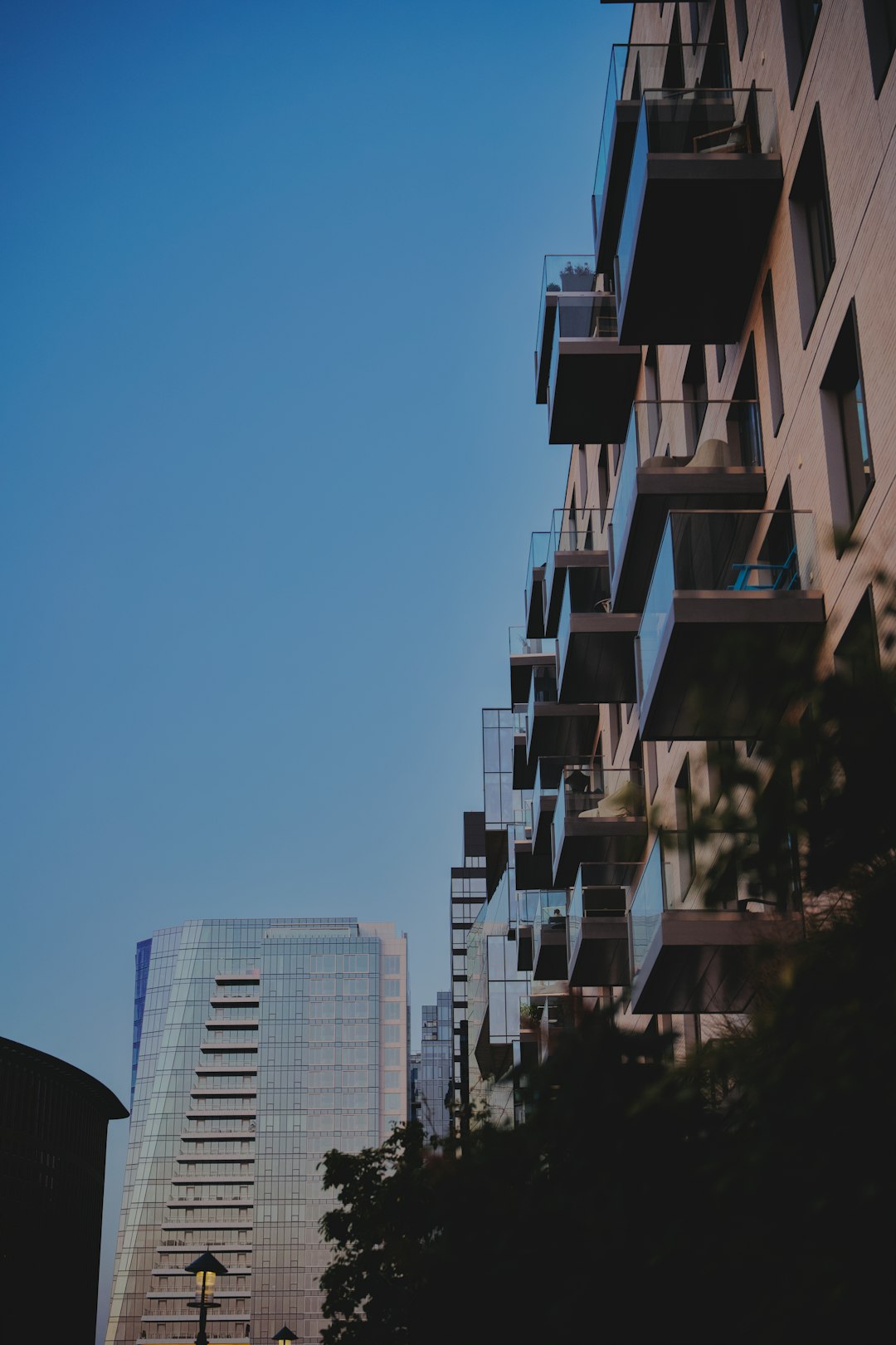 그래프와 아파트 단지가 함께 보이며 2026년 부동산 정책 변화가 전세, 주택가격, 투자 수익성에 미치는 영향을 분석하는 장면임