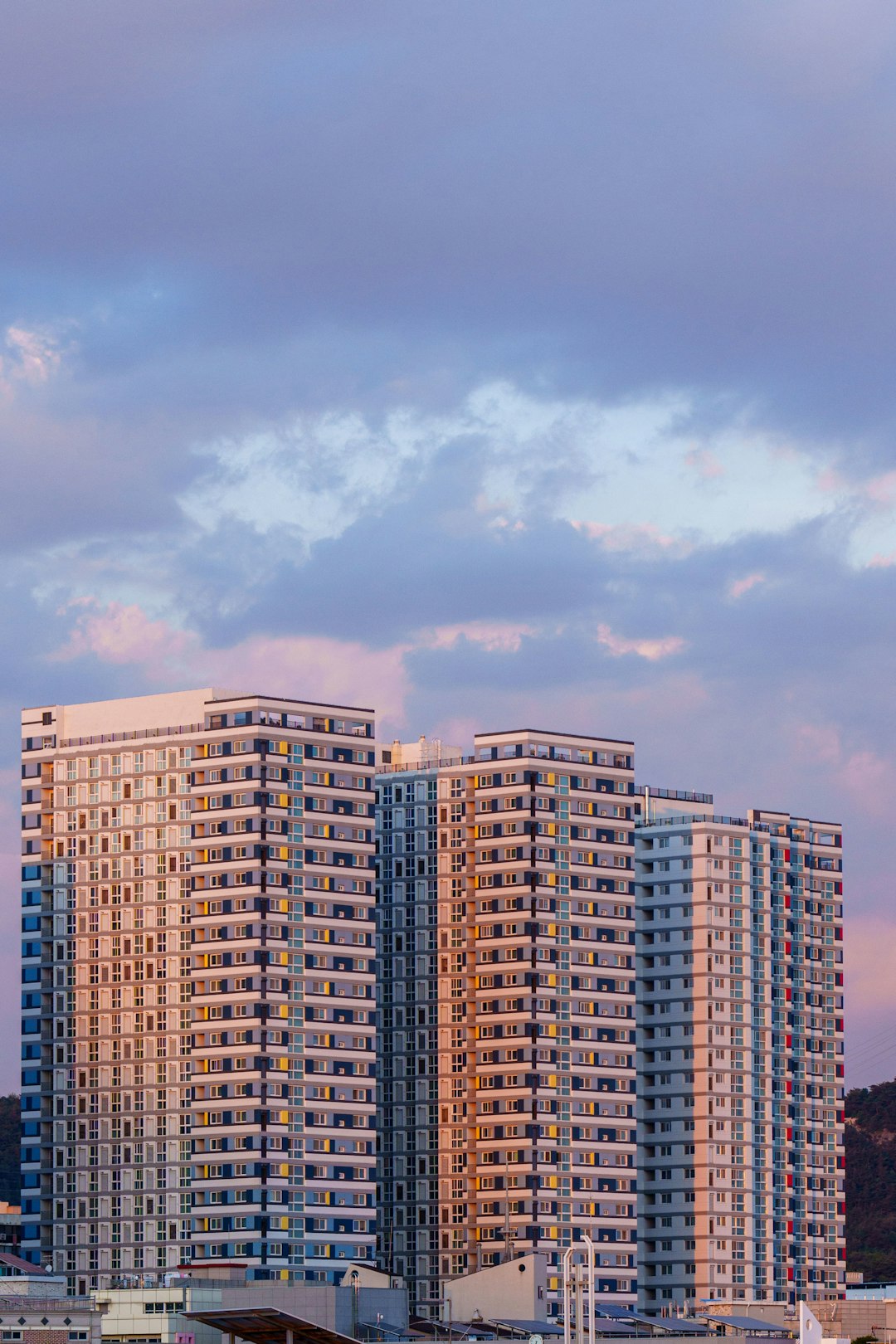 2024년 서울 아파트 단지 전경 위로 그래프가 꺾여 내려가며 집값 상승 기대 약화와 부동산 대출·세금 규제 영향을 나타내는 장면