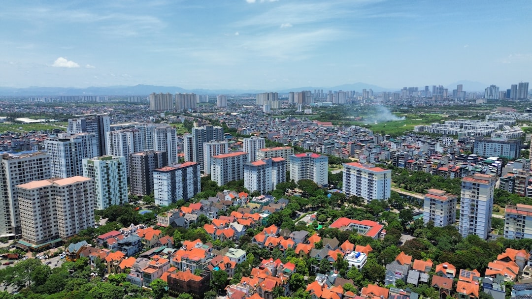 아파트 단지 위로 돋보기가 떠 있고 전·월세 계약서와 청년 아이콘이 보이며 2026년 부동산 제도 변화와 공시가격 조정을 상징함