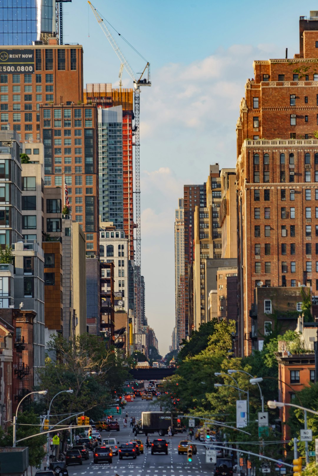 아파트 단지가 어둡게 묘사되고 그래프 화살표가 흔들리는 모습으로, 다주택자 규제 강화로 인한 집값 변동과 투자 불확실성을 나타내는 장면으로 구성됨