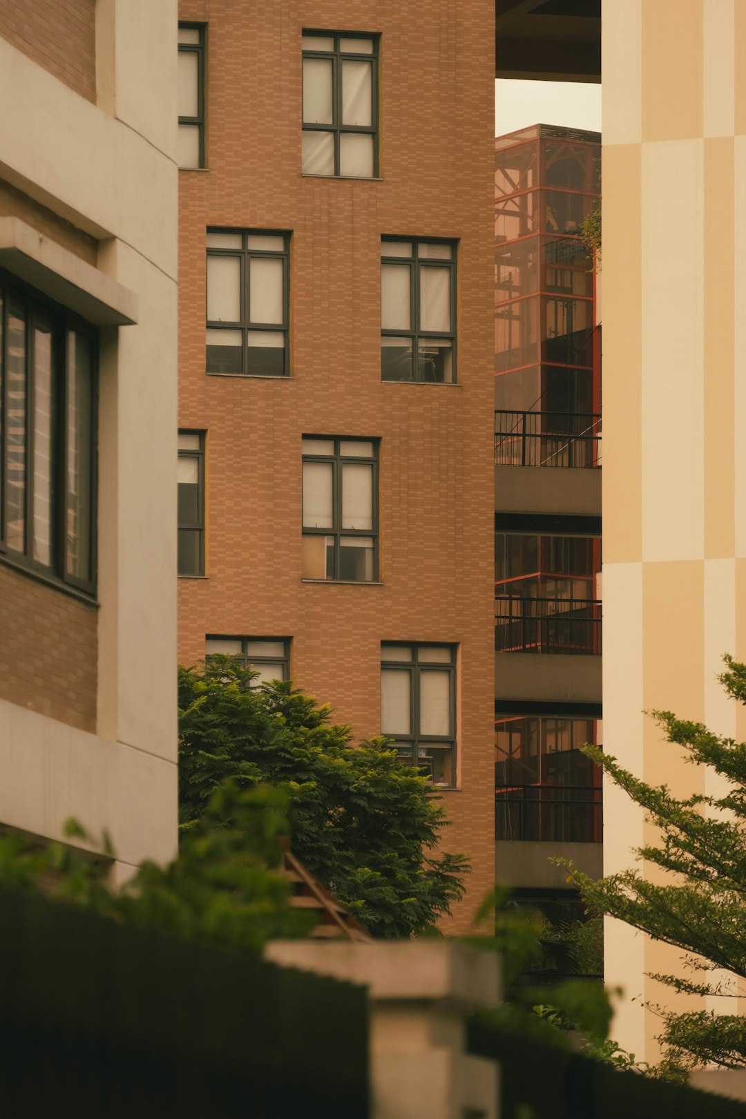 고층 아파트 단지 사이로 전세 문의 현수막이 걸려 있고, 집값과 대출 규제, 투자 머니무브를 가리키는 그래프 아이콘이 겹쳐 보이는 장면을 묘사함