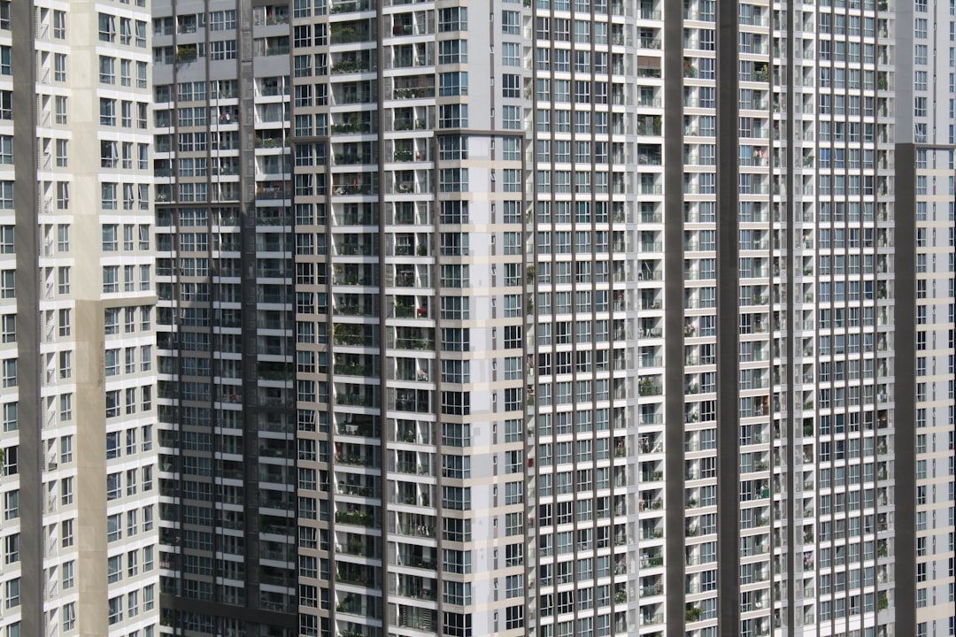 정부 부동산 대출 규제와 기준금리 변동 그래프를 함께 보여주며 최근 정책·금리 흐름을 점검하는 장면을 묘사함