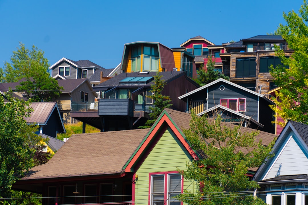 아파트 단지와 하락·상승 화살표를 배치해 보유세와 대출 규제 강화가 집값과 전세, 투자 심리에 미치는 영향을 나타낸 그래픽이다