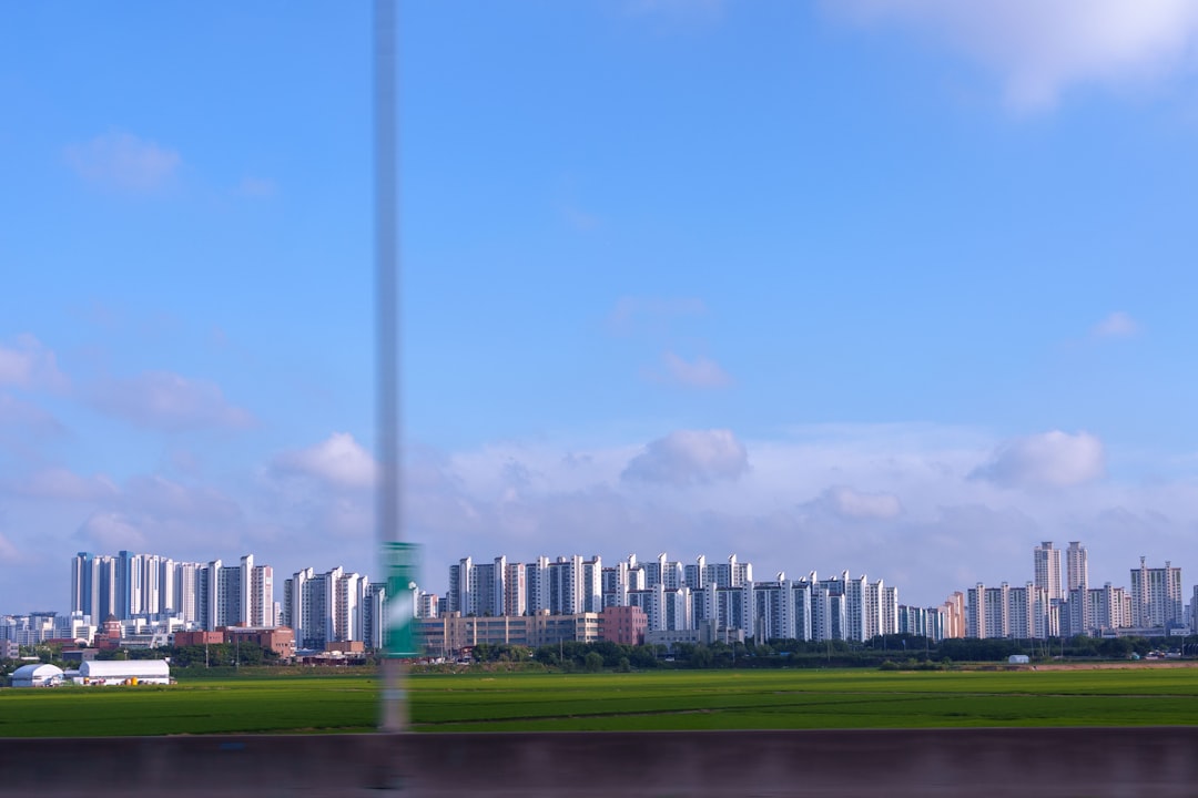 2024년 서울 아파트 단지 전경 위로 상승 화살표와 그래프가 겹쳐져 보유세 인상과 전월세 시장 불안을 상징함