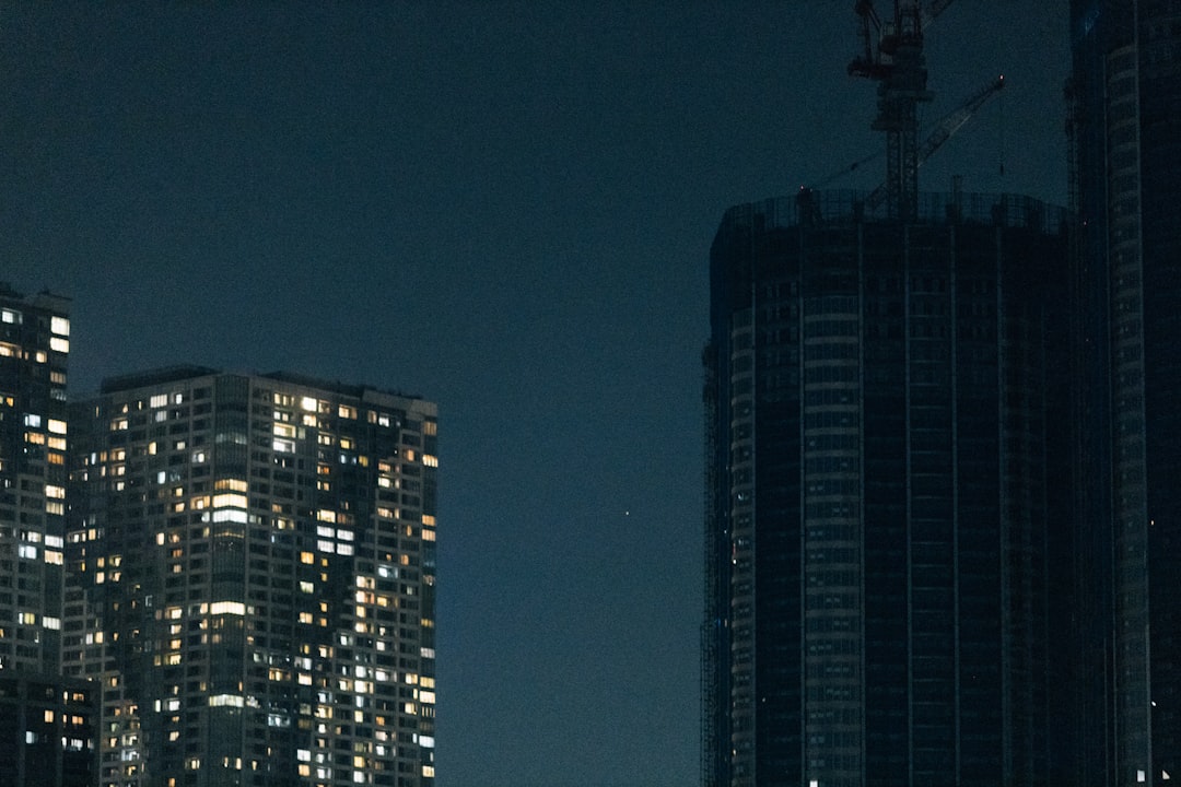 고층 아파트 단지 위로 그래프 화살표가 교차하며 집값 조정과 주택담보대출·LTV 규제, 양도세 이후 부동산 시장 변동을 상징함