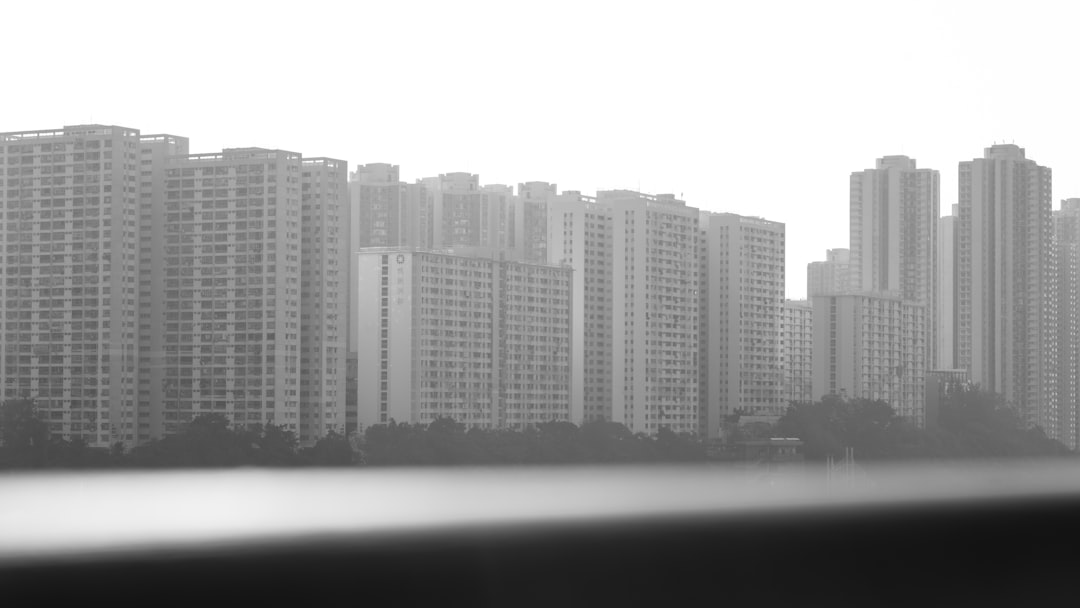 고층 아파트 단지와 그래프를 함께 배치해 주택담보대출 제한과 전세대출 축소가 수도권 집값과 부동산 투자에 미치는 영향을 표현함