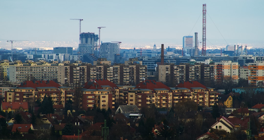 고층 아파트와 건물이 빽빽이 들어선 도심 전경으로, 2025년 부동산 대출 규제와 전세대출, LTV 변화 내용을 상징함