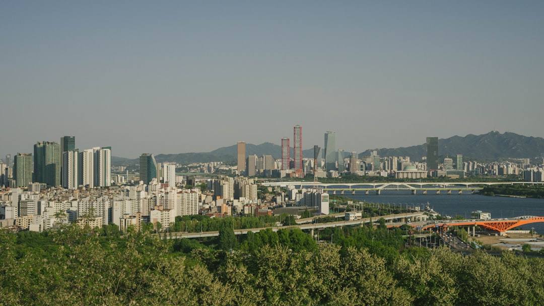 도심 아파트 단지 위로 하락과 상승 화살표가 교차하며 2025년 전세대출 규제, 서울 집값 변화, 월세화 심화를 상징함