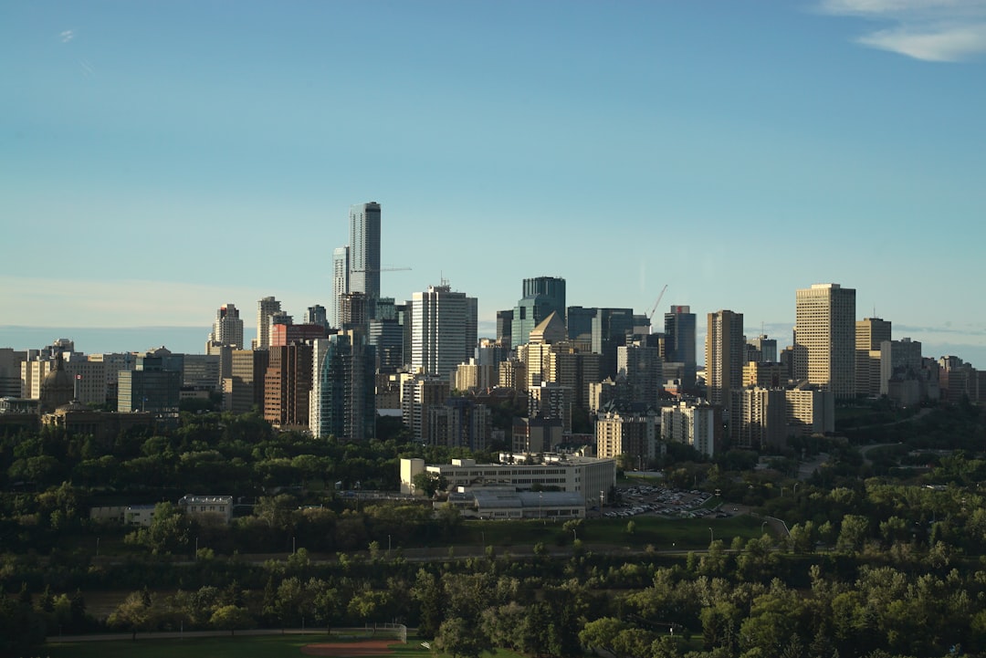 늦은 오후 햇빛을 받은 에드먼턴 도심 스카이라인이 보이며 부동산 시장과 금리·대출 전략을 상징함