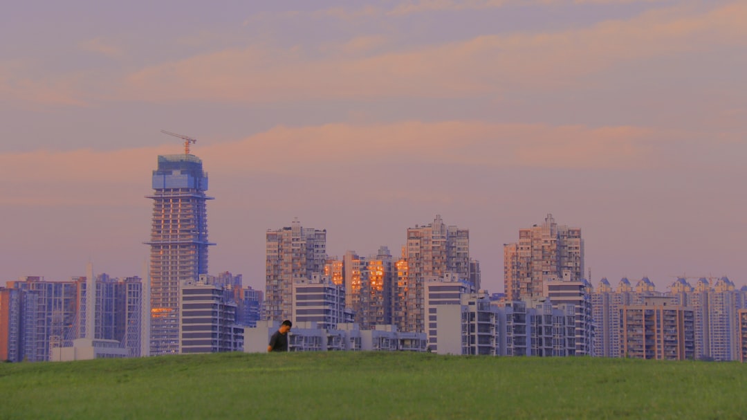 아파트 단지 위에 전세대출 서류와 DSR 그래프가 겹쳐 보이며 임대시장 규제와 주거비·투자 부담을 상징하는 장면