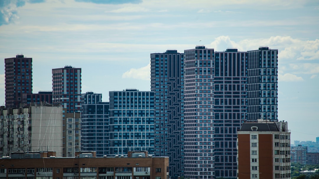 도심 아파트 단지 전경 위에 전세대출과 LTV 규제, 다주택자 대출 연장 금지 관련 투자 영향 표시한 그래픽 구성