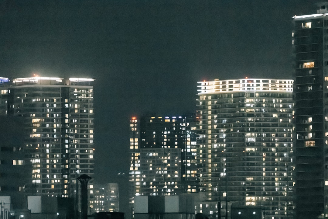 금리 인상과 대출 규제 변화를 상징하는 그래프와 건물 아이콘이 함께 배치된 부동산·대출·투자 관련 장면을 표현함