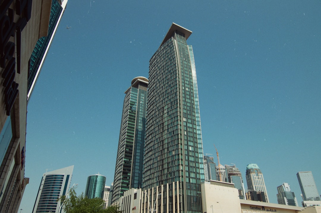 전세대출과 DSR 규제 강화, 보유세 인상 논의로 위축된 부동산 임대시장과 투자 심리를 상징하는 그래픽 구성