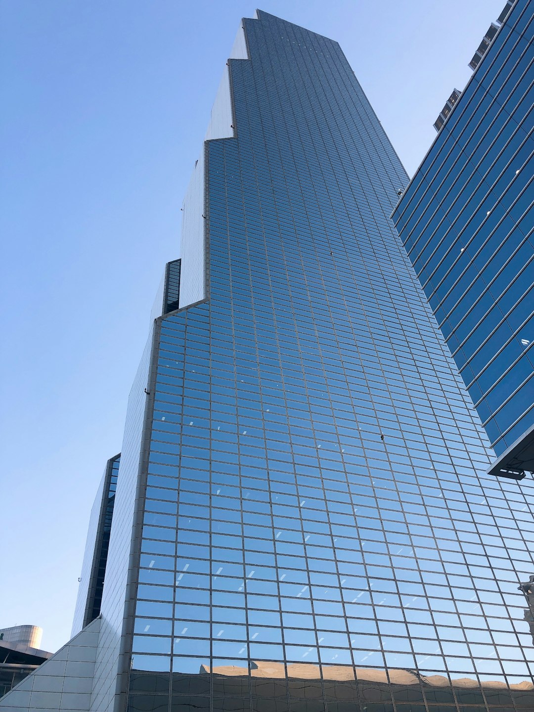 강남 트레이드타워 전경이 보이고, 부동산 시장과 전세대출 규제 강화로 인한 가격 변동을 상징함