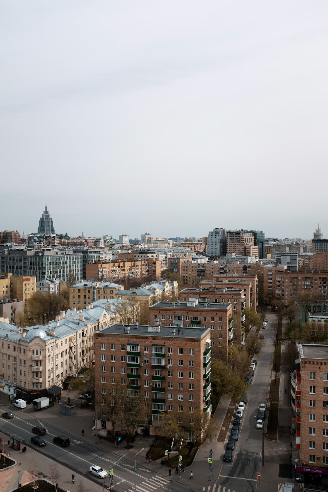 도심 아파트 단지와 전세·월세 표지판을 배경으로 비거주 1주택자의 전세대출 제한과 갭투자 규제가 집값과 전월세 시장에 미치는 영향을 묘사함