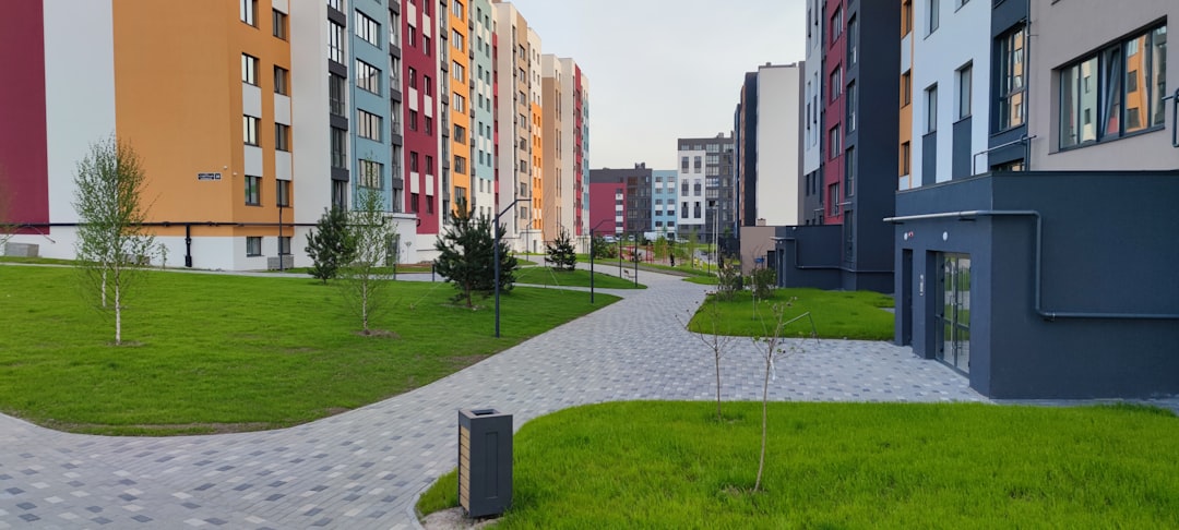 우크라이나 르브네의 아파트 단지가 둘러싼 중정 풍경으로, 수도권 주택 공급과 전세대출·월세화, 집값 변화를 상징함