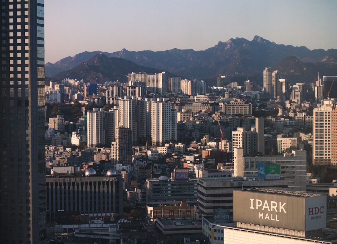 서울 아파트 단지 위로 대출 제한과 갭투자 금지 아이콘이 겹쳐 보이며, 주택담보대출 규제와 전세난, 부동산 투자 영향 개념을 함께 나타냄