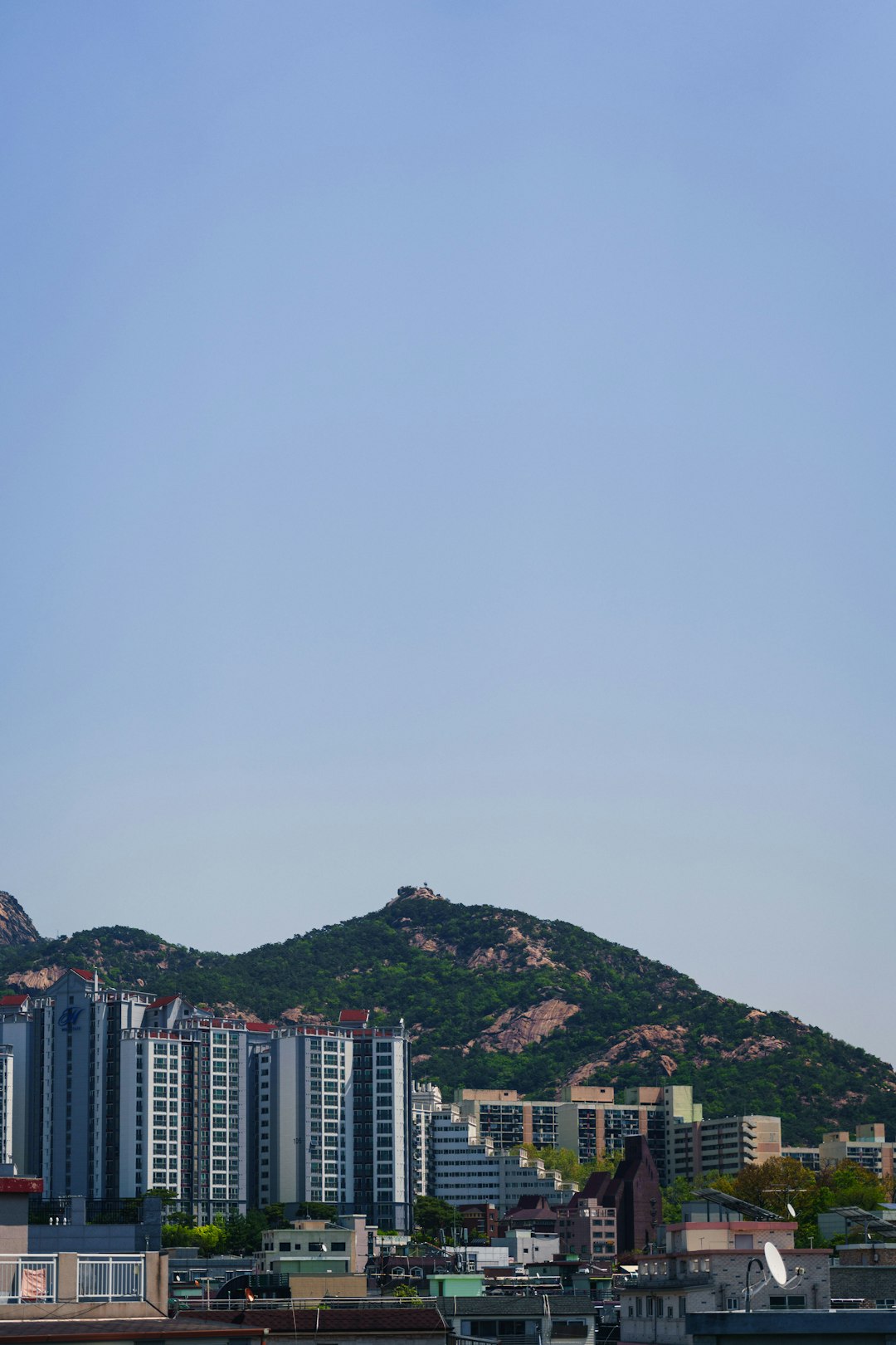 도시 아파트 단지 전경 속에서 양도세 중과 이후 서울 아파트값 상승과 공급 감소에 따른 부동산 투자 시장 변화를 상징적으로 나타낸 장면