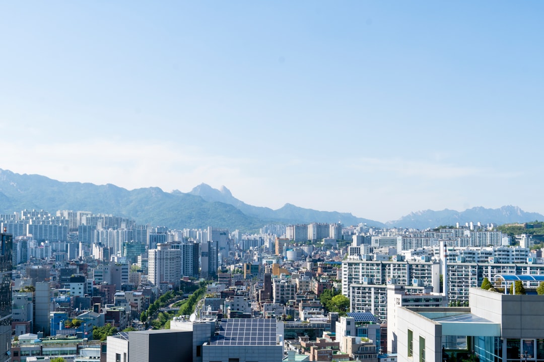 전세대출과 주택담보대출 규제 강화 속 수도권 아파트 단지를 내려다보며 집값 전망과 투자 전략 변화를 상징적으로 나타낸 장면을 묘사함