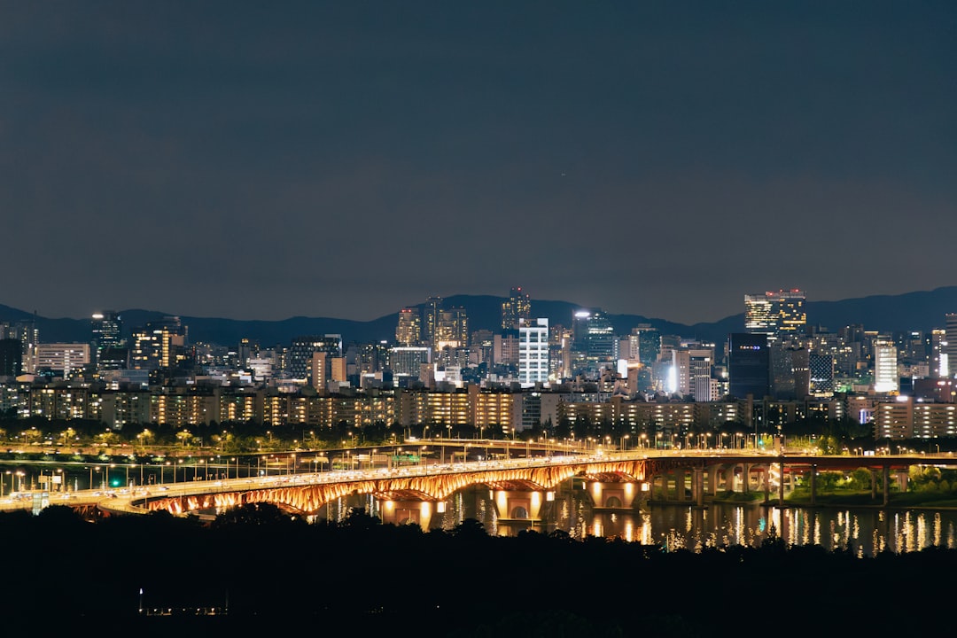 서울 아파트 단지와 전세·월세 아이콘, 주택담보대출 금리와 가격 변동 그래프가 함께 나타나 대출 규제에 따른 시장 재편을 강조하는 장면을 묘사함