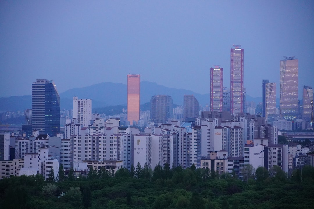 도시 아파트 단지와 전세·월세 계약서를 겹쳐 배치해 대출 규제 강화가 전세화와 임대시장 변화에 미치는 영향을 상징적으로 표현함