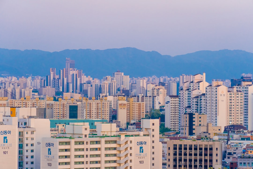 도심 아파트 단지와 전월세 계약서 서류가 겹쳐 보이며 규제지역 대출규제 강화와 전세대출 한도 변화로 주택투자와 전월세 시장이 위축되는 상황을 나타냄