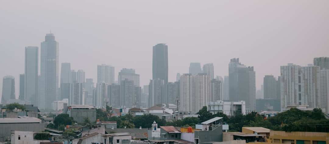 역세권에서 바라본 고층 건물과 저층 주거지가 대비되며, 전세대출·주담대 규제가 임대차와 주택시장에 미치는 영향을 상징함